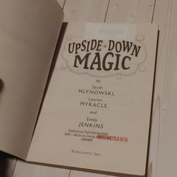 3/$13 Upside Down Magic Sarah Mlynowski Children Chapter Novel Book - Picture 2 of 4